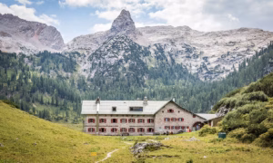 groesste-berghuette-berchtesgadens-kaerlingerhaus